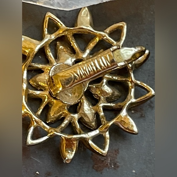 Vintage 60’s SARAH COV Flower Power Earrings / Sun Flower Clip on Earrings Gold - Picture 9 of 9